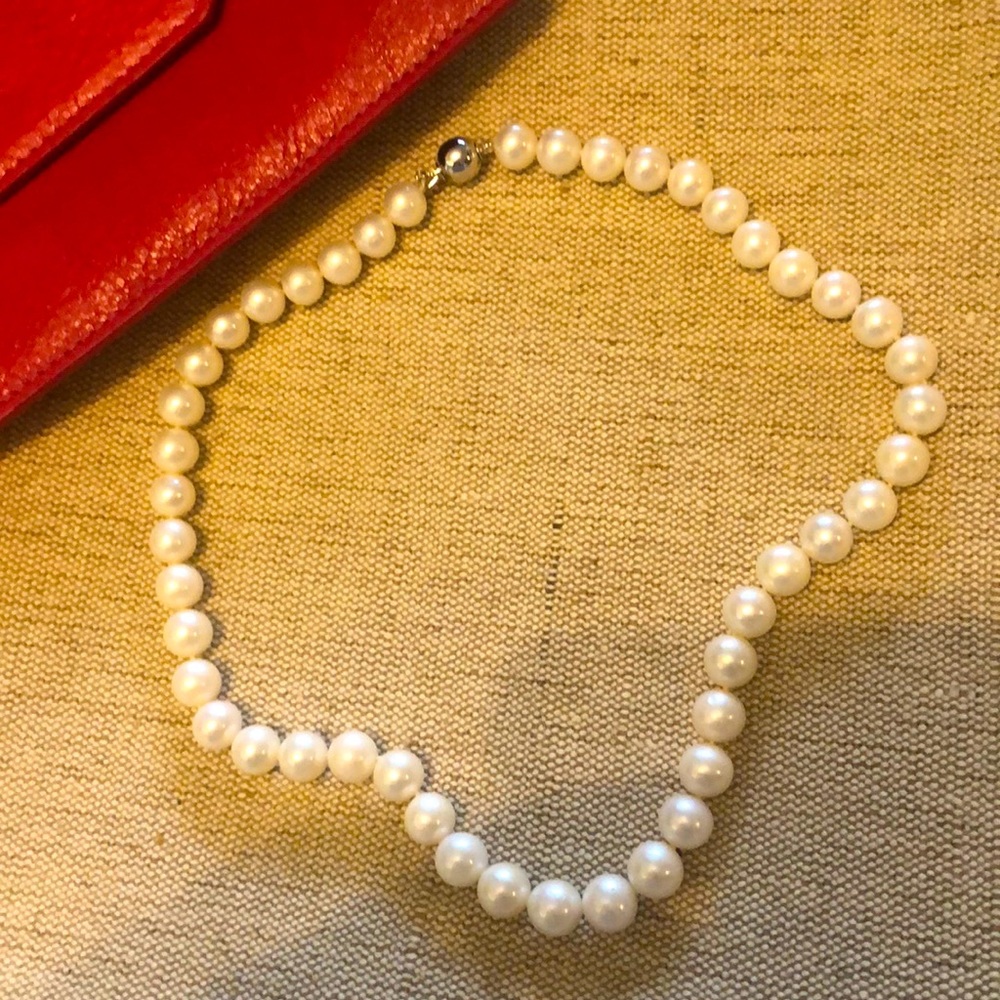 Freshwater pearl necklace. Excellent condition.